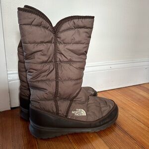Women’s North Face Snow Boots